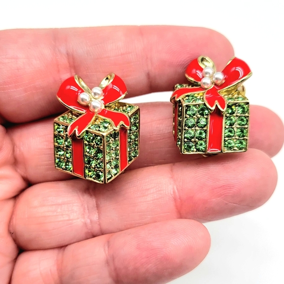 Heidi Daus Gift Shaped Pin and Clip On Earrings Set w/ Swarovski Crystal + Pearl - Picture 7 of 11